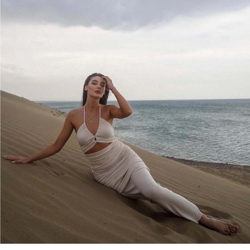 Elegant Cream Ruched Dress - Picture 5 of 9